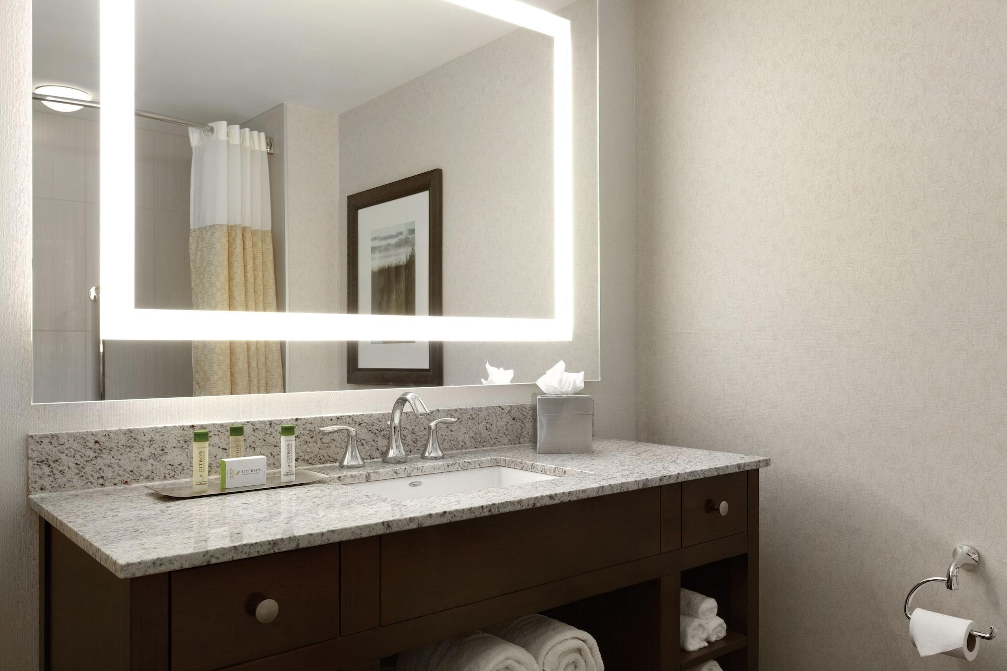 Doubletree By Hilton Hotel Boston Bayside Екстериор снимка