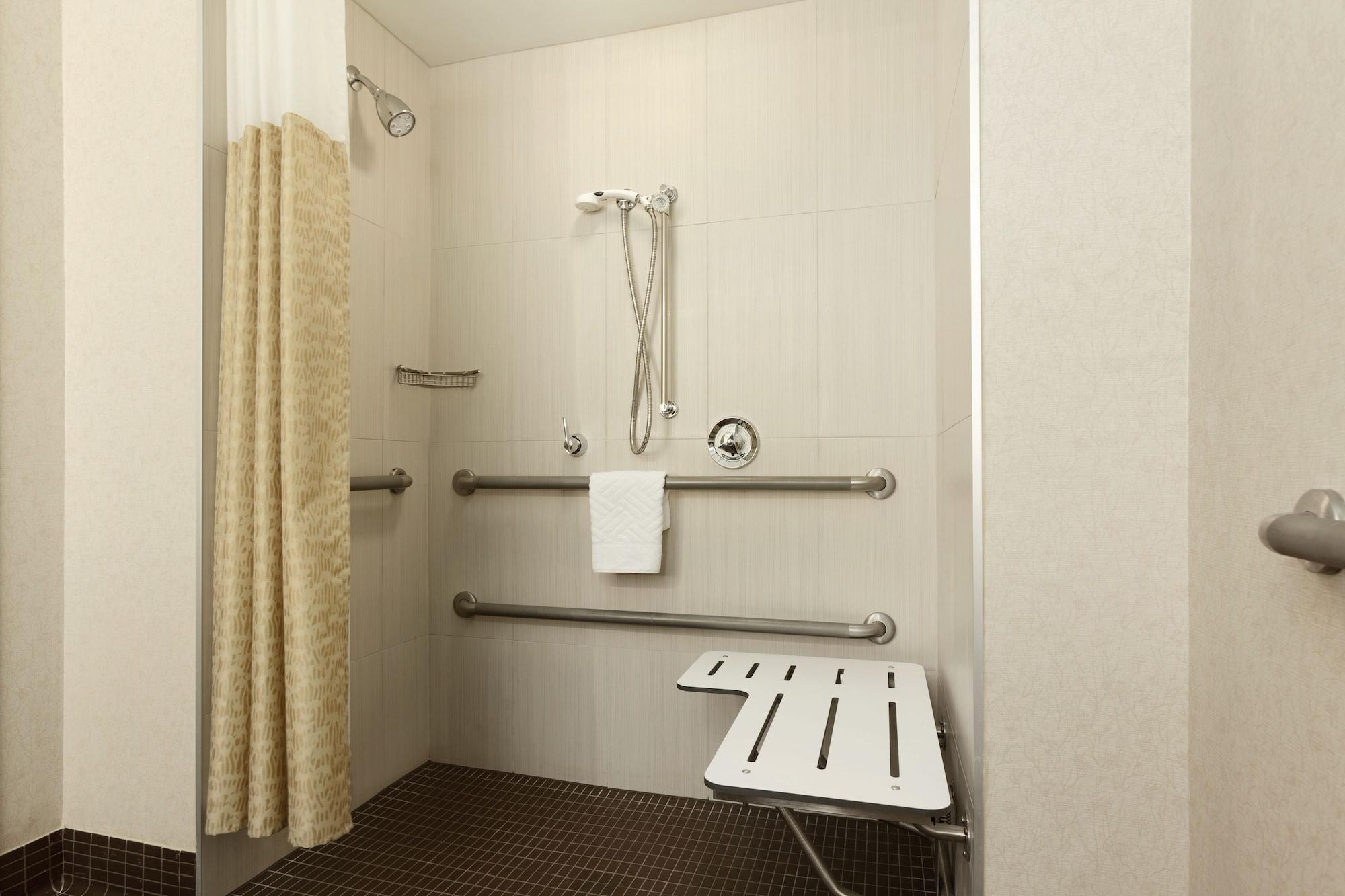 Doubletree By Hilton Hotel Boston Bayside Екстериор снимка