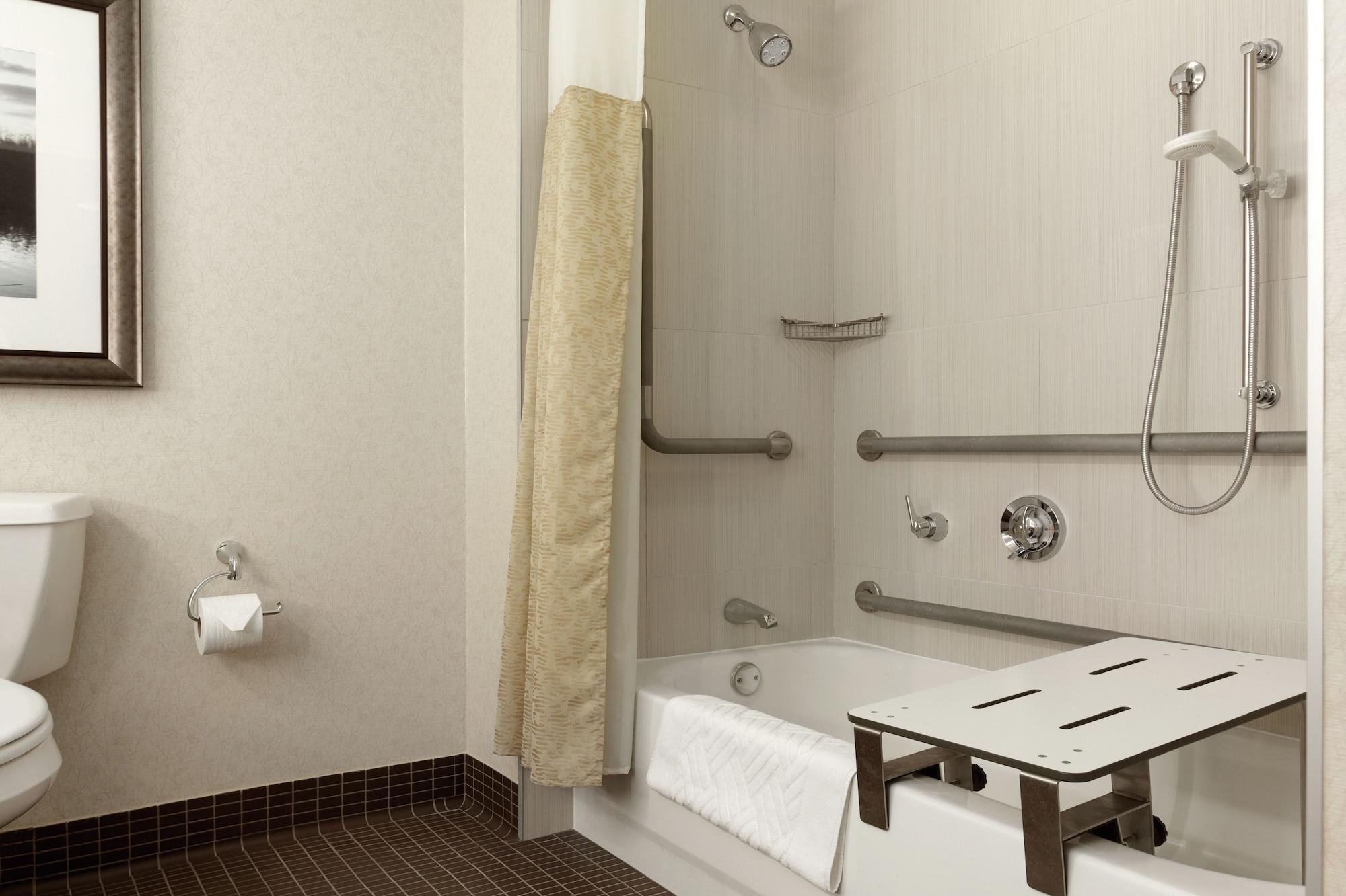 Doubletree By Hilton Hotel Boston Bayside Екстериор снимка
