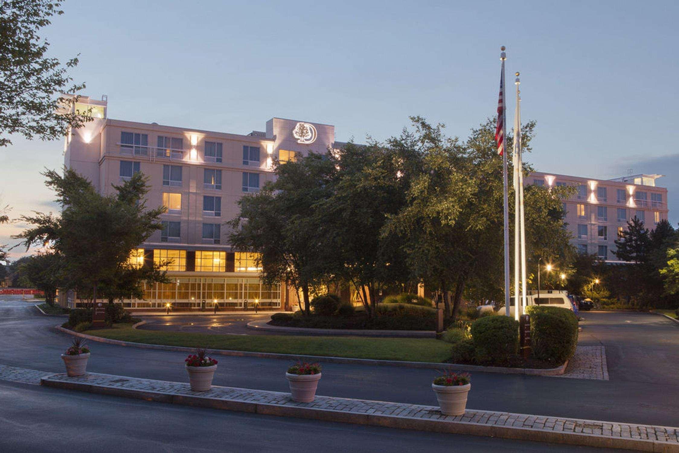 Doubletree By Hilton Hotel Boston Bayside Екстериор снимка