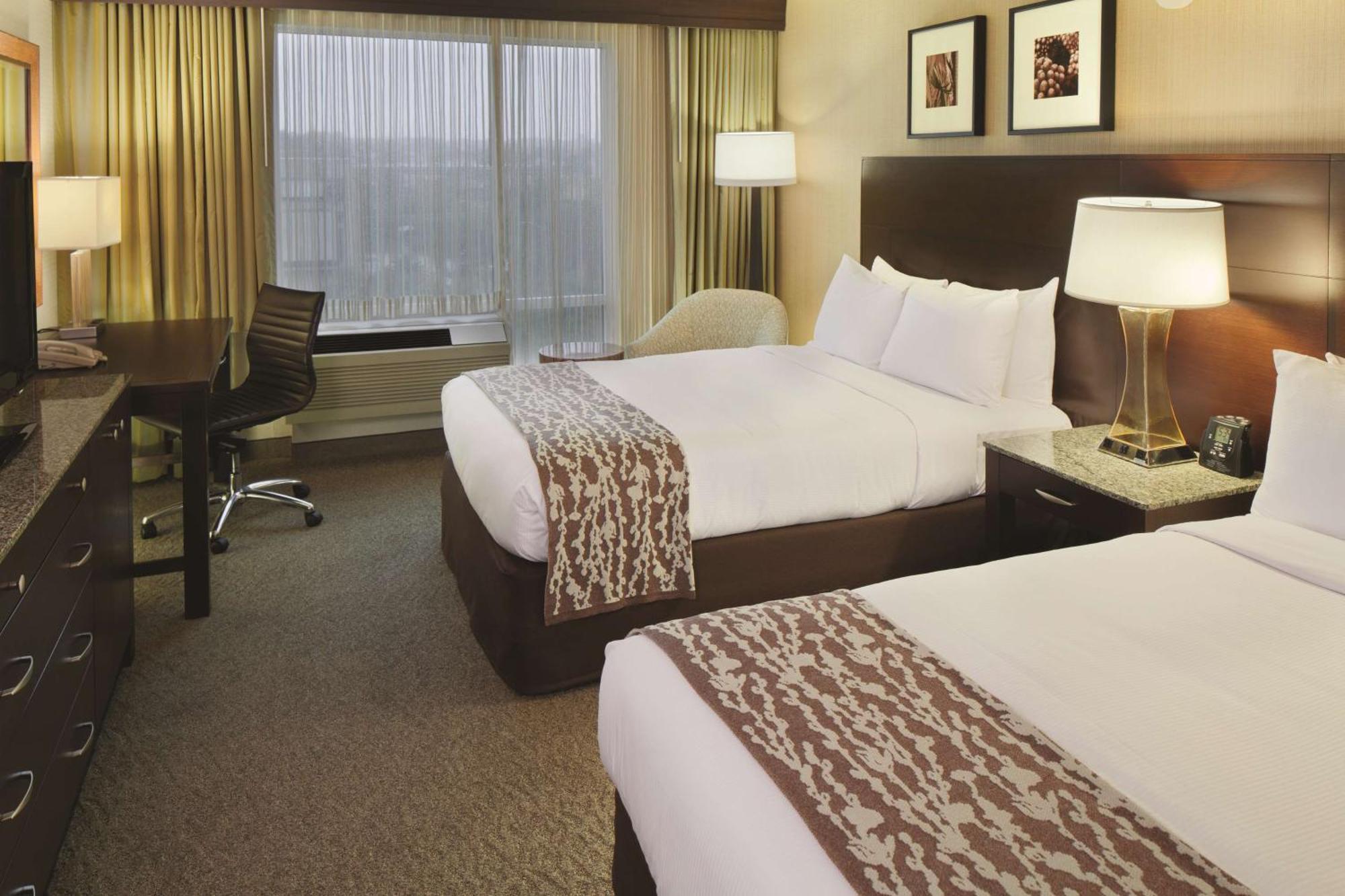 Doubletree By Hilton Hotel Boston Bayside Екстериор снимка