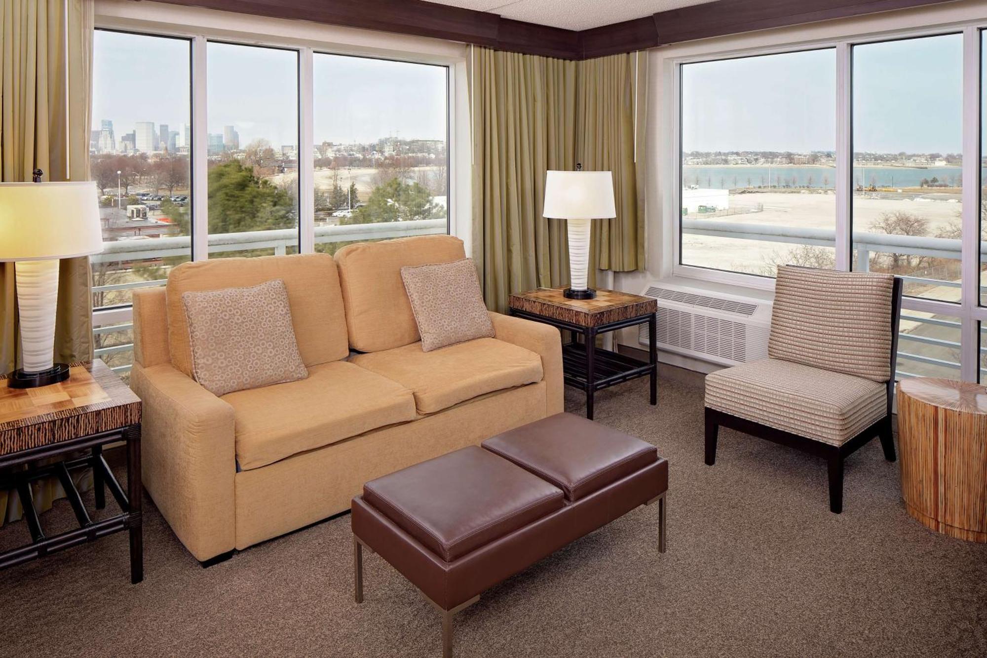 Doubletree By Hilton Hotel Boston Bayside Екстериор снимка