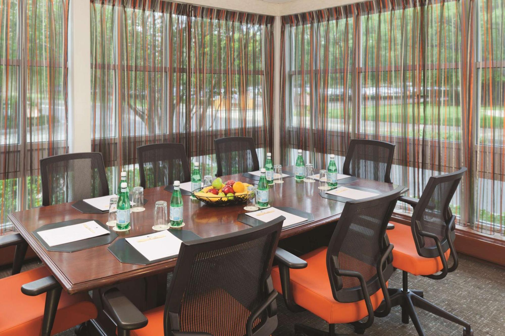 Doubletree By Hilton Hotel Boston Bayside Екстериор снимка