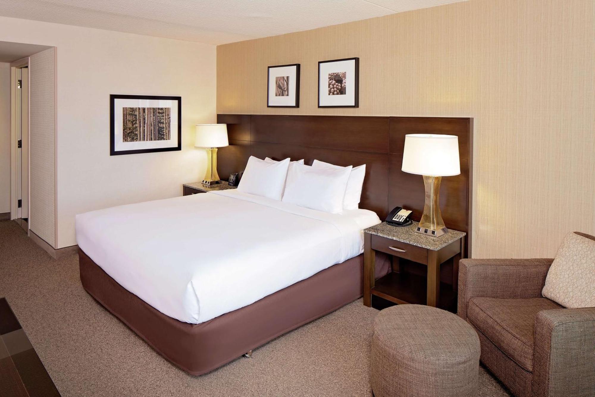 Doubletree By Hilton Hotel Boston Bayside Екстериор снимка