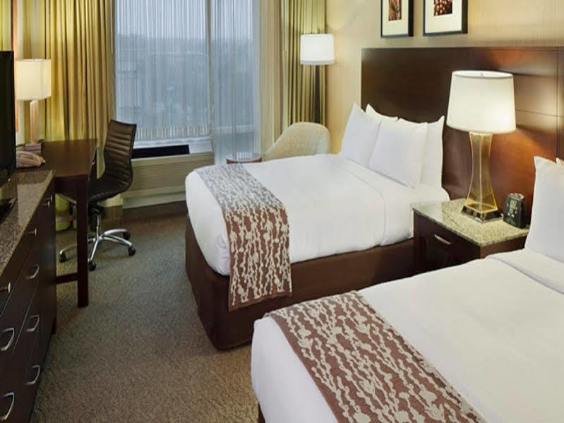 Doubletree By Hilton Hotel Boston Bayside Екстериор снимка