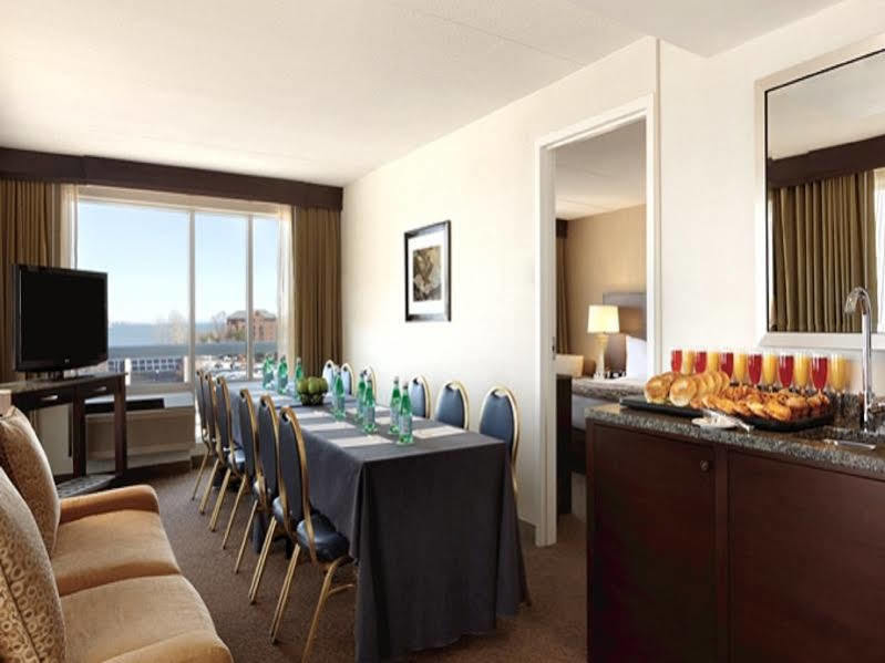 Doubletree By Hilton Hotel Boston Bayside Екстериор снимка